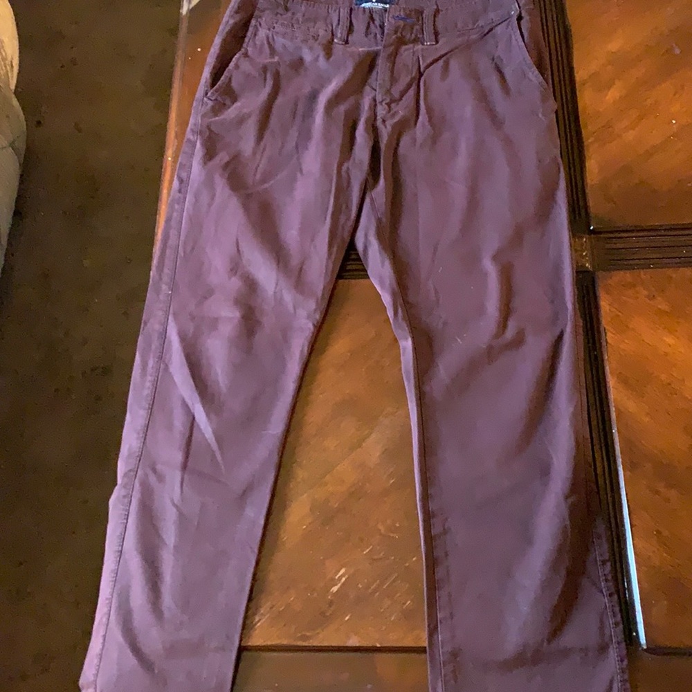 Men’s AE 30/30 maroon slim straight khakis